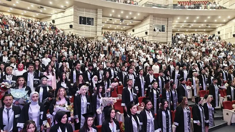 ERÜ'de genç iletişimciler mezun oldu