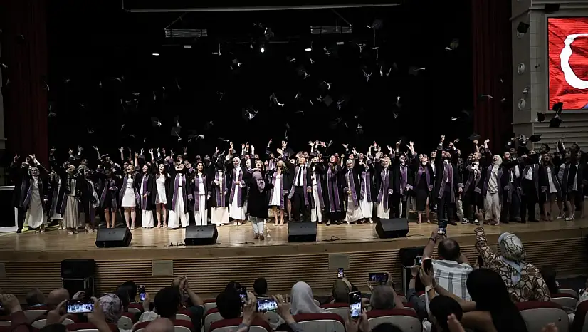 ERÜ Diş Hekimliği Fakültesi 16. dönem mezunlarını verdi