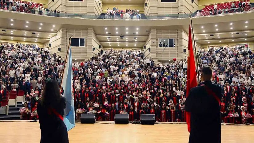 ERÜ Eğitim Fakültesi yeni mezunlarını verdi