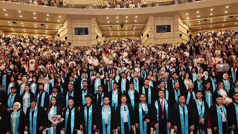 ERÜ Havacılık ve Uzay Bilimleri Fakültesi'nde mezuniyet sevinci