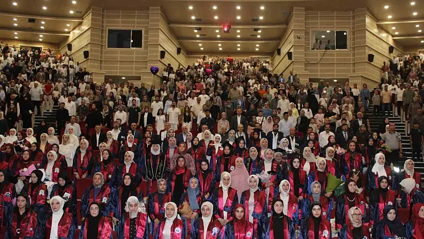 ERÜ İlahiyat Fakültesi'nde mezuniyet sevinci