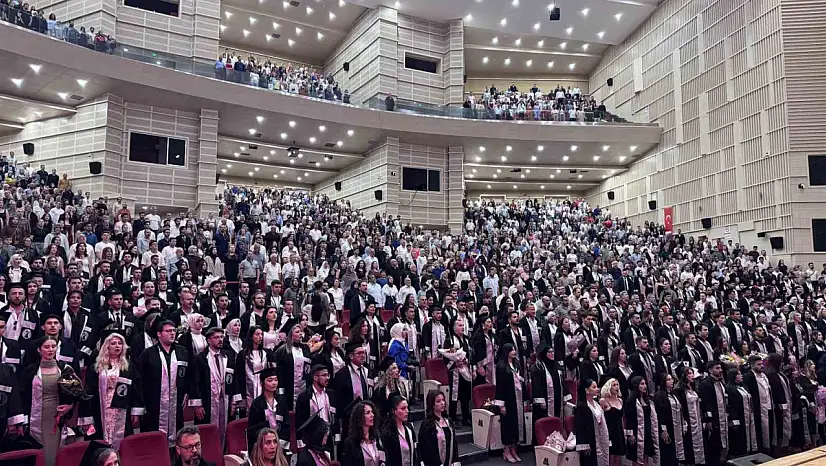 ERÜ İletişim Fakültesi 20. dönem mezunlarını verdi