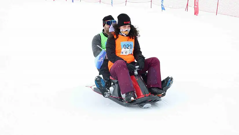 Eşler, Sevgililer Günü'nde birbirini en hızlı çekmek için yarıştı