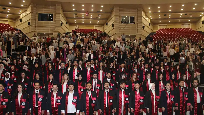 Genç eczacıların mezuniyet sevinci
