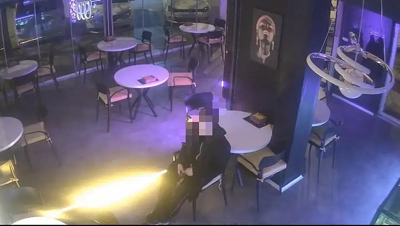 Hırsızlığın böylesi... Hırsızlık için girdiği kafede ısındı, yemek yedi