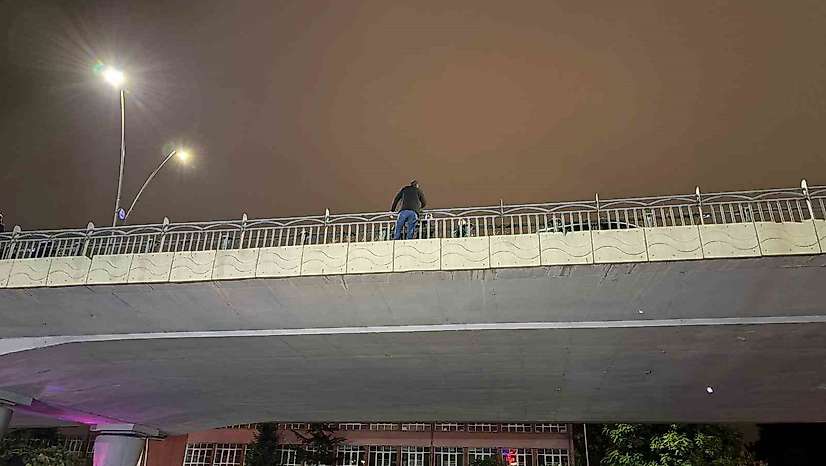 İntihar etmek için köprüye çıkan şahsı polis ekipleri ikna etti