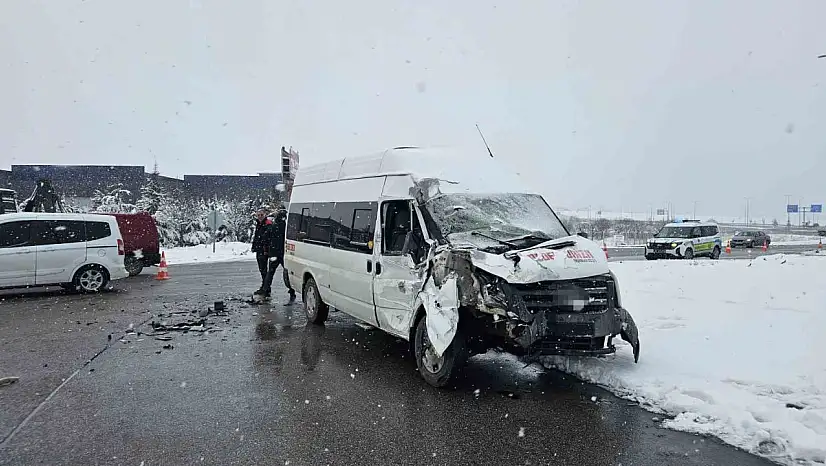 İşçi servisi tıra çarptı: 11 yaralı