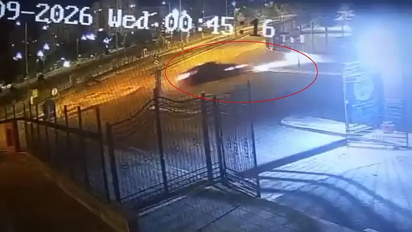 Kaldırımdan seken otomobil 1 metrelik duvarı aştı: O anlar kamerada