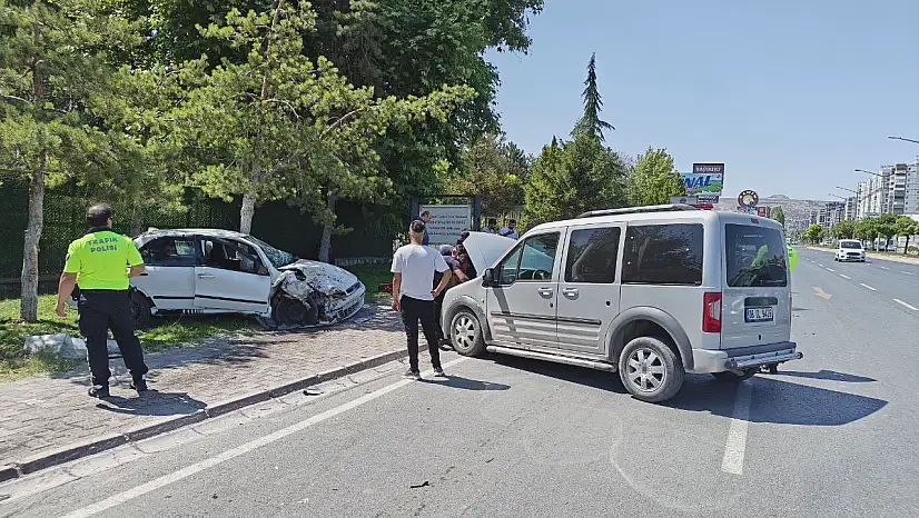 Karşı yola geçen otomobil 2 araca ve trafoya çarptı: 1 yaralı