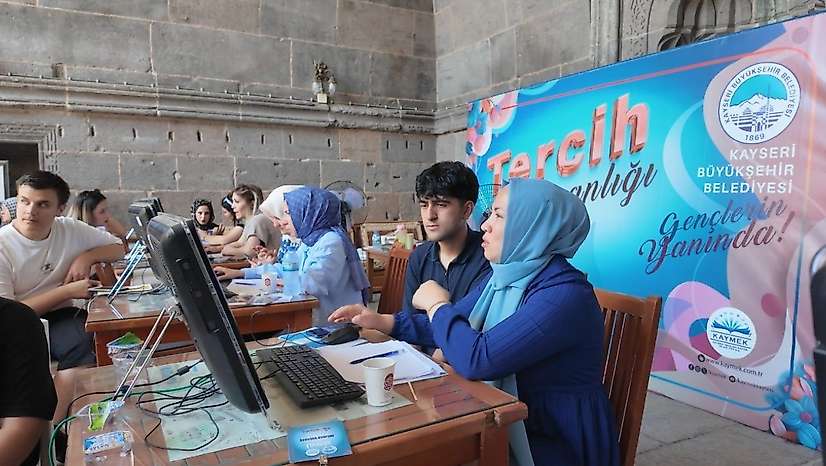 Kayseri Büyükşehir'in ücretsiz YKS tercih danışmanlığına yoğun ilgi: Gençlerden tam not