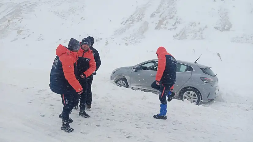 Kayseri'de AFAD ekipleri mahsur kalan araçlara yardıma koştu