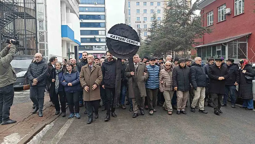 Kayseri'de Alevi örgütlerden CHP İl Başkanlığı'na 'siyah çelenkli' tepki