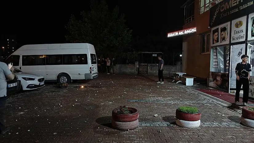 Kayseri'de apartmanın çatısına yıldırım düştü, park halindeki araçlar zarar gördü