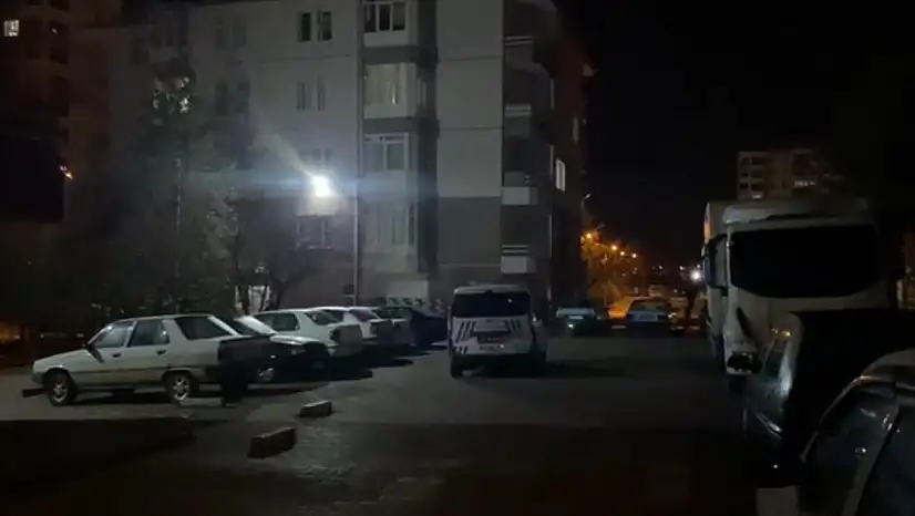 Kayseri'de ekipler 1 saat arayla yaşanan farklı olaylarda bıçakla yaralanan 2 şahsı araçta buldu