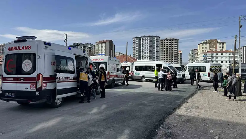 Kayseri'de iki servis aracının çarpıştığı kaza anı güvenlik kamerasında