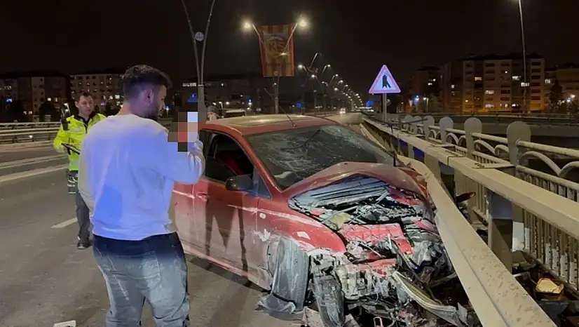 Kayseri'de karşı yola geçen otomobil bariyerlere çarptı