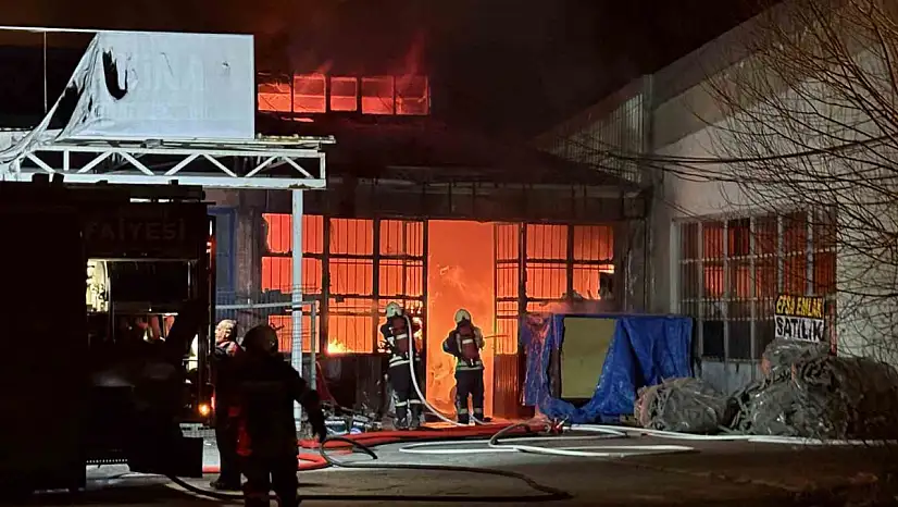 Kayseri'de mobilya atölyesi alevlere teslim oldu