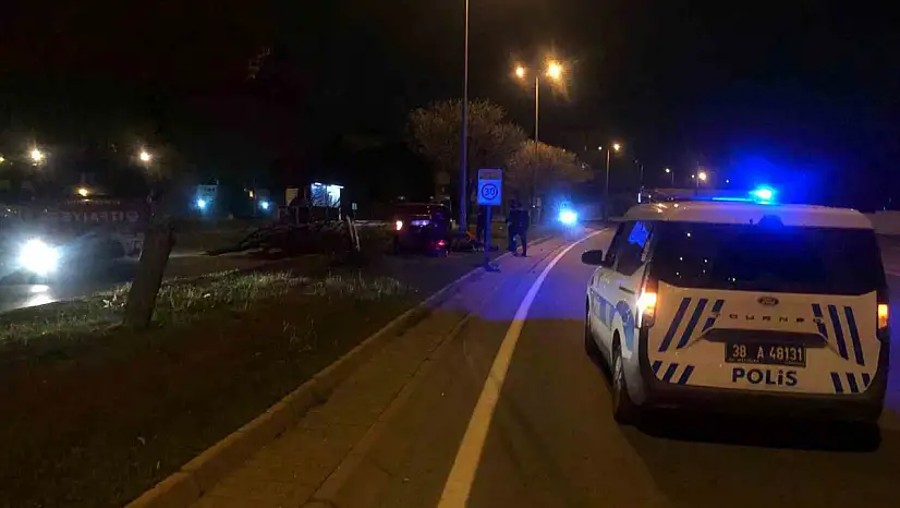 Kayseri'de otomobil ağaçlara çarpıp ters döndü: 2 yaralı