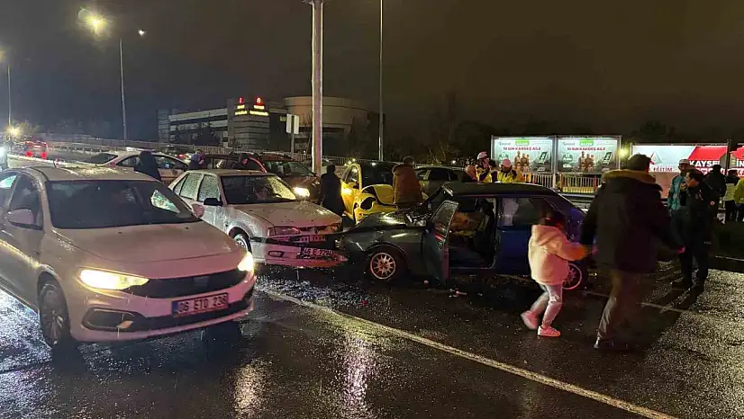 Kayseri'de otomobil kırmızı ışıkta bekleyen 5 araca çarptı: 2 yaralı