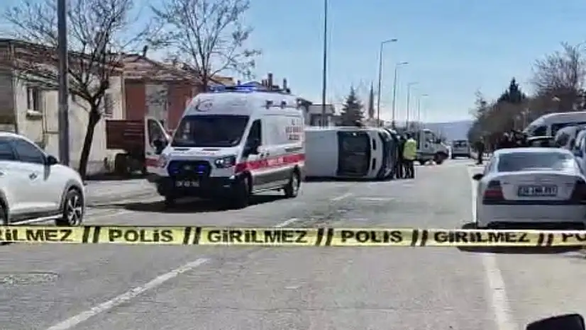Kayseri'de otomobille çarpışan öğrenci servisi yan yattı