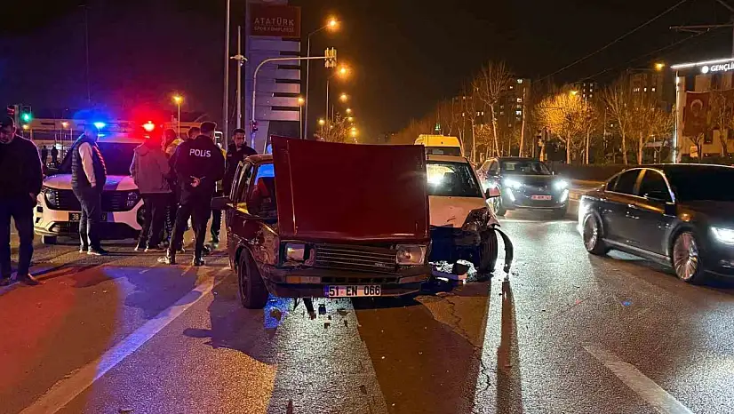 Kayseri'de otomobiller çarpıştı: 1 yaralı