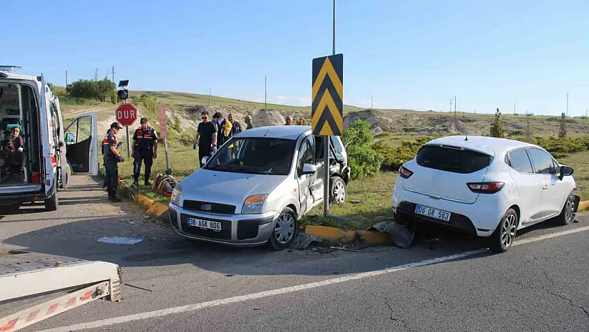 Kayseri'de otomobiller çarpıştı: 1'i ağır 6 yaralı