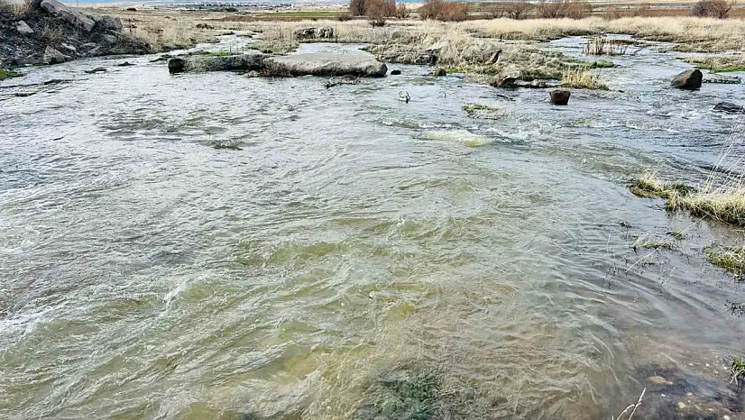 Kayseri'nin bir ilçesinde baharın habercisi dere suları akmaya başladı