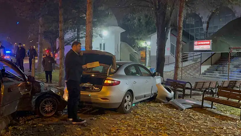 Kaza yapan otomobiller cami bahçesine girdi