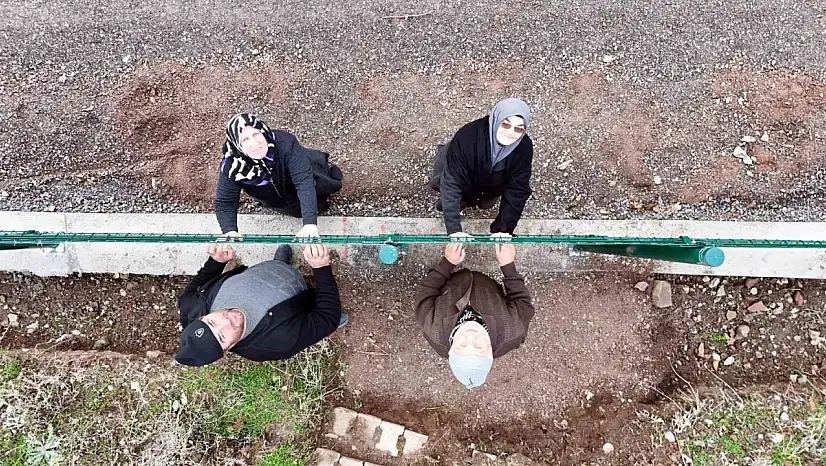 Kemal Sunal'ın propaganda filmi gerçek oldu: Tel örgüyle ikiye bölünen mahallede vatandaşlar ihtiyaçlarını gidermek için 5 kilometre yürüyor