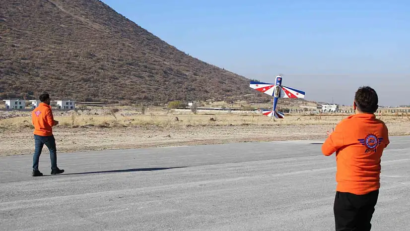 Kendi ürettikleri model uçakla hedef 100 kilometre uçmak