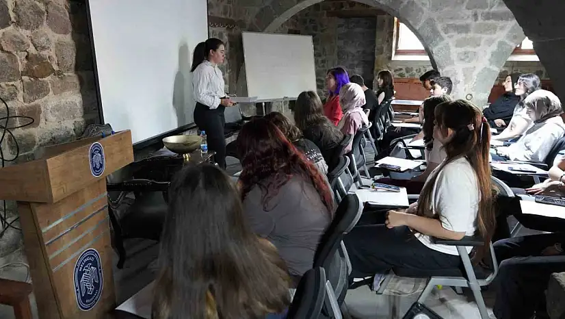 Melikgazi Belediyesi'nden gençlere ücretsiz ingilizce konuşma atölyesi