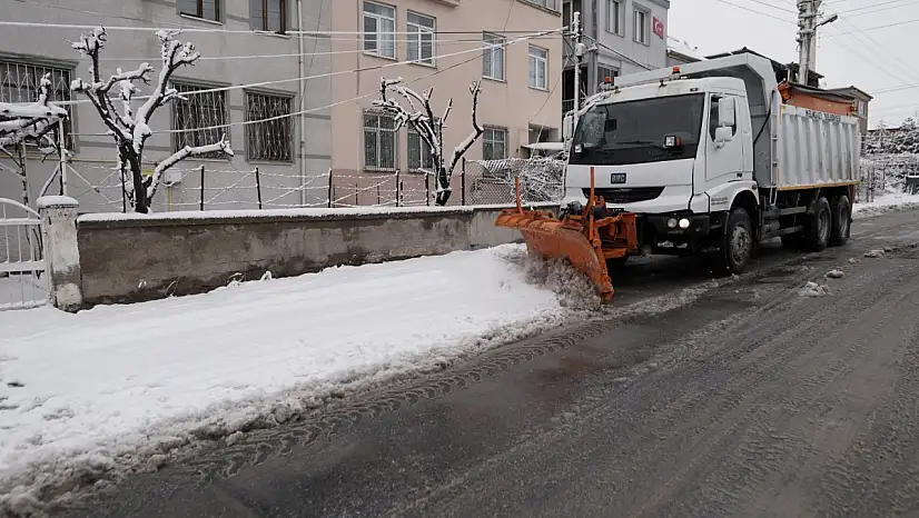 Melikgazi'de karla mücadele çalışmaları kesintisiz devam ediyor