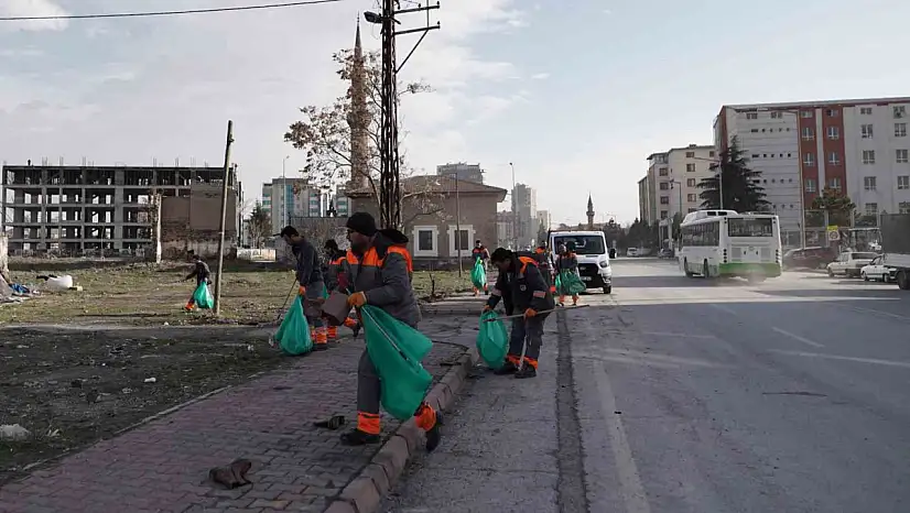 Melikgazi'de şiddetli rüzgarın etkileri temizlendi