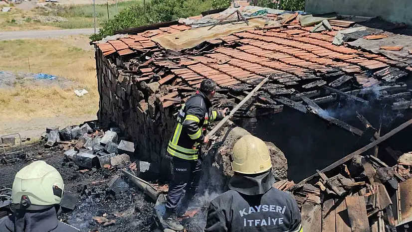 Müstakil evin kömürlüğünde çıkan yangın büyümeden söndürüldü