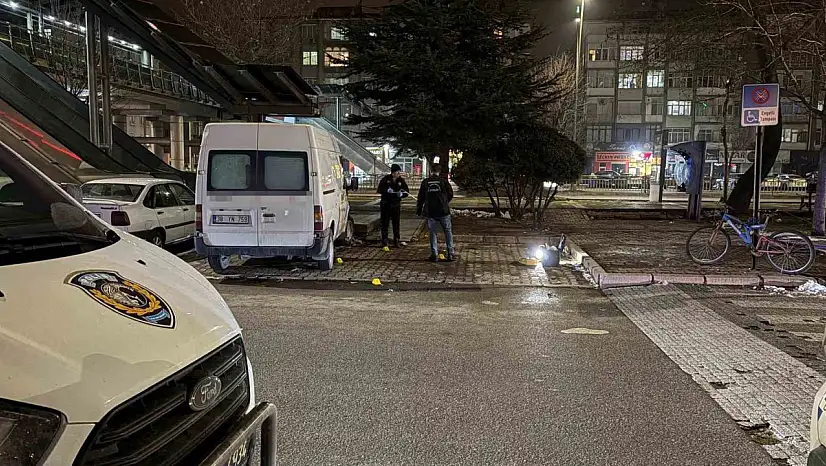 Önce kıyafetlerine laf etti, sonra bıçakladı: 3 yaralı