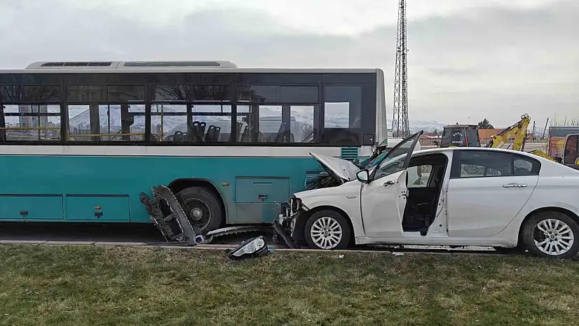 Otomobil halk otobüsüne çarptı, maddi hasar oluştu