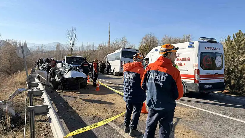 Otomobil ile midibüs çarpıştı: 10 yaralı