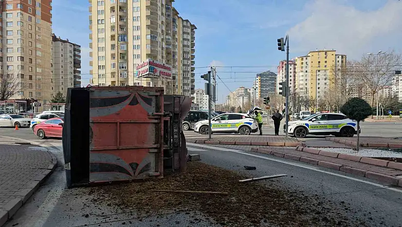 Otomobille çarpışan kamyonet yan yattı, hayvan dışkıları yola savruldu
