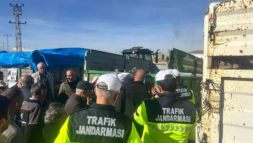 Pınarbaşı'nda traktörlere reflektör dağıtıldı