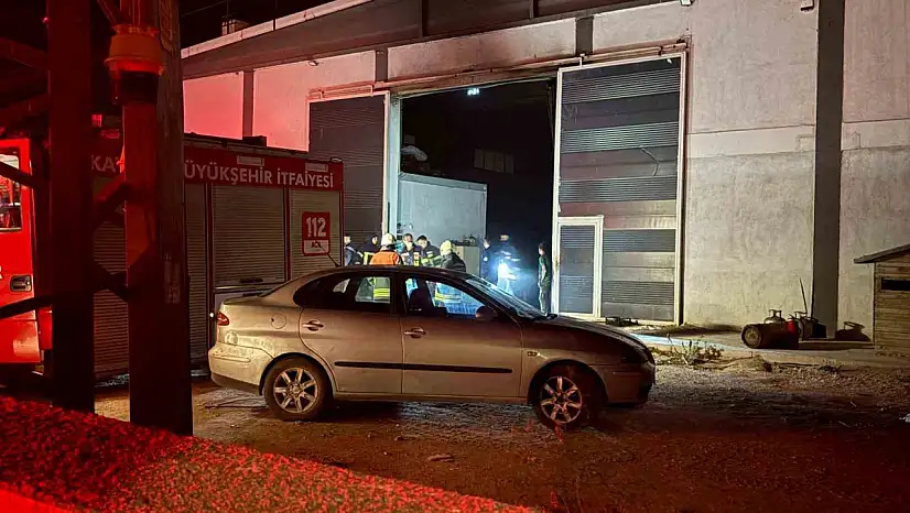 Plastik fabrikasında çıkan yangında 1 işçi zehirlendi