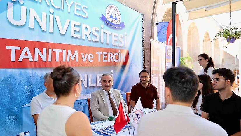 Rektör Prof. Dr. Fatih Altun, tercih danışmanlığı standında öğrenciler ile buluştu