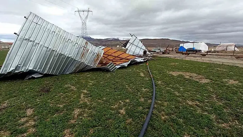 Şiddetli rüzgar ahırın çatısını uçurdu