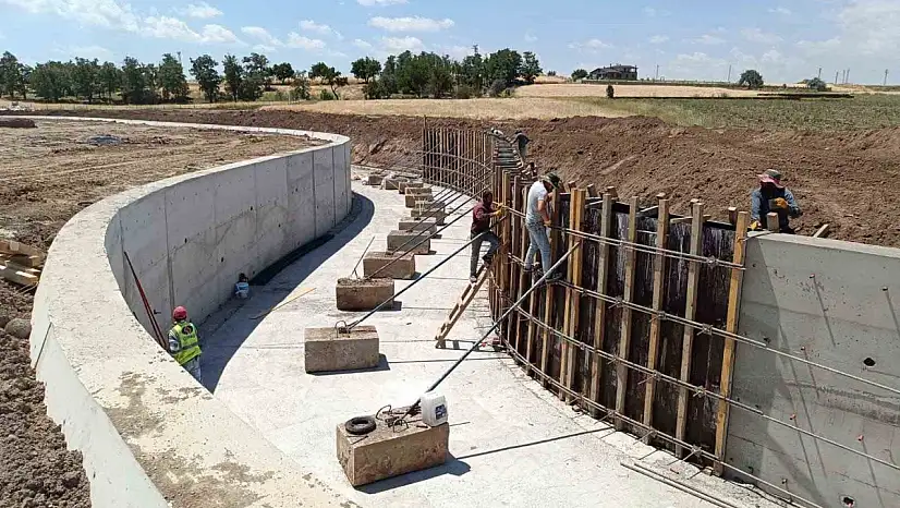 Sosun Deresi'nde taşkın koruma çalışmaları sürüyor