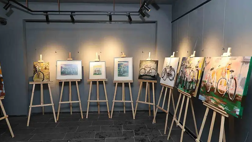 Su galerisinde sanat ve bisiklet buluşması