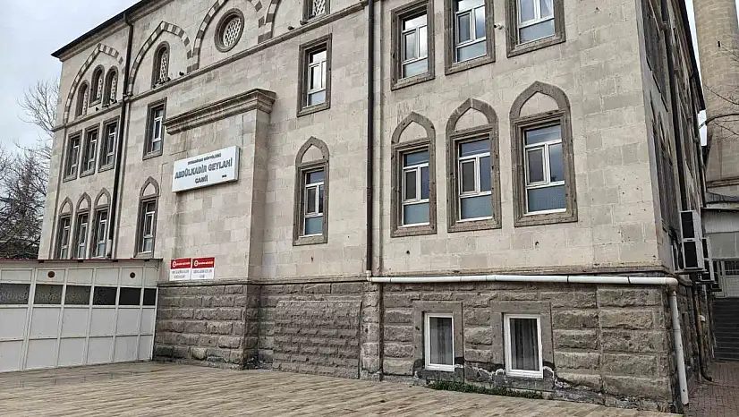 Teravih namazında camiye torpil attı