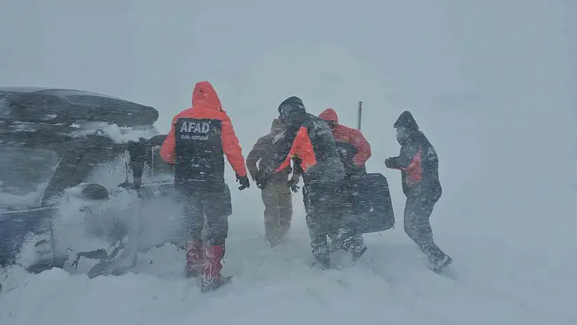 Tipide araçlarıyla mahsur kalan vatandaşları AFAD ekipleri kurtardı
