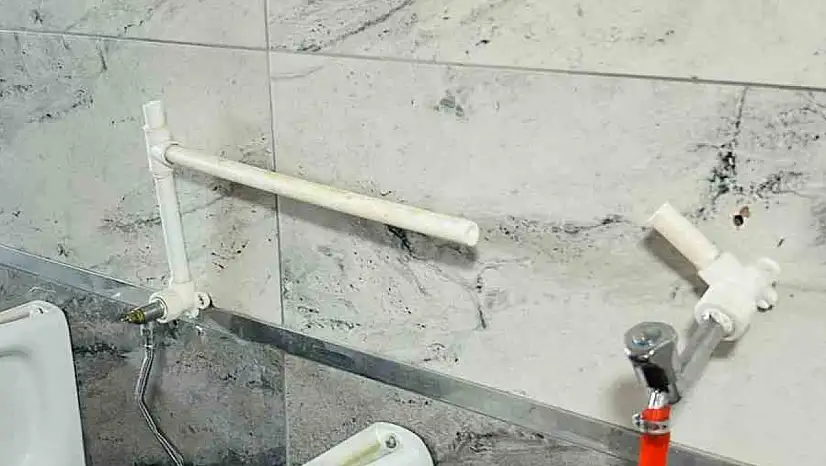 Tomarza'da tuvaletlere zarar verdiler