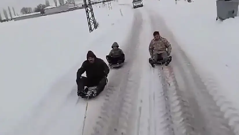 Traktör arkasında kayarak, o anları kayda aldılar