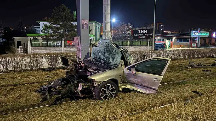Tramvay yolundaki direğe çarpan otomobil kağıt gibi büküldü: 1 yaralı
