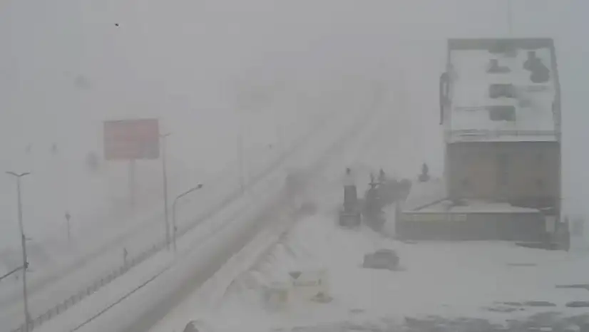 Ulaşıma kar ve tipi engeli